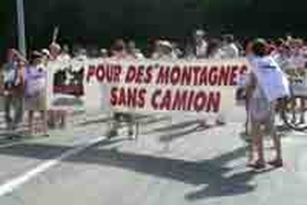 Länderübergreifende Verkehrsdemo am Mont-Blanc