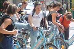 Vom Dorfmobil Klaus bis zur wiedererweckten Eisenbahn Meran-Mals - Sanfte Mobilitätsformen fördern den Tourismus in abgelegenen Gebieten