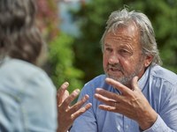 «Anche il contadino ha imparato ad andare a passeggio.»