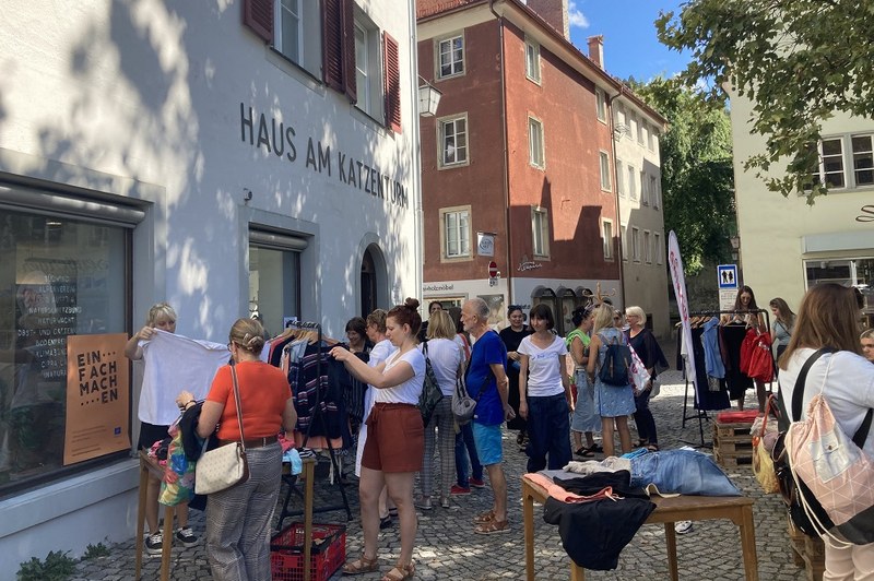 Progetto «Einfach machen» (Fallo e basta): scambio di vestiti e workshop sulla fermentazione nell'autunno 2024 a Feldkirch/A.