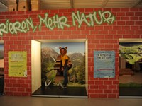 Un mur sur le trottoir: protestation contre le morcellement des habitats naturels
