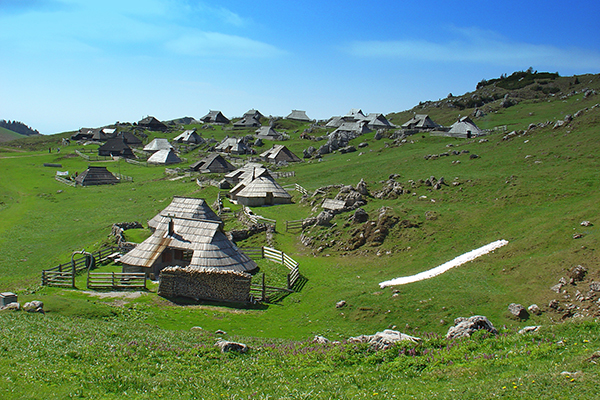 Kritičen pogled na glamping v slovenskih Alpah