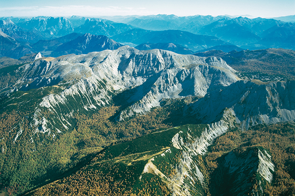 Na zavarovanem območju narave povezave med smučiščema ne bo